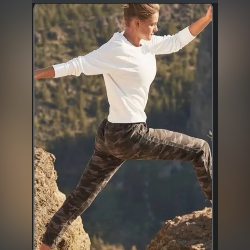 Athleta camo farallajon jogger